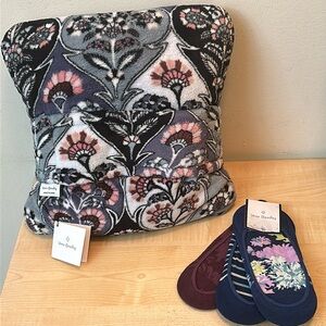 Vera Bradley Fleece Travel BLANKET 60x45 Pouch and 3 Pack Low Cut Liners